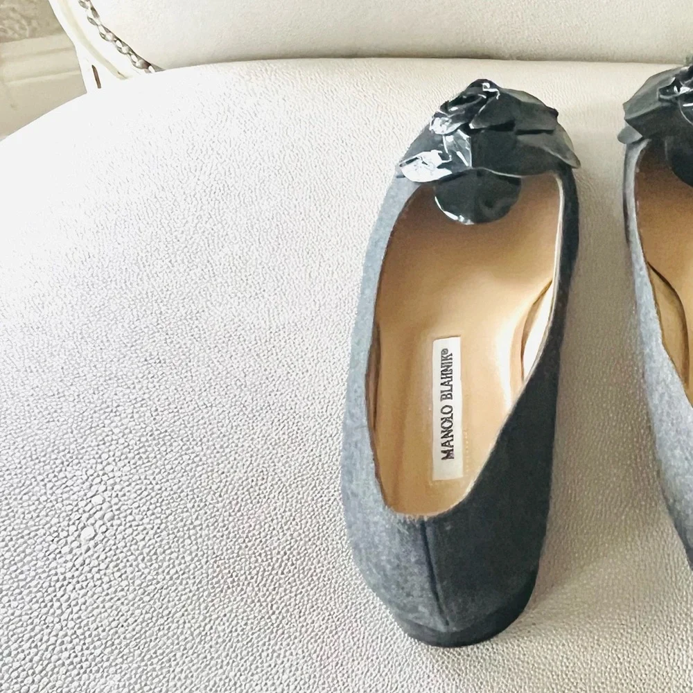 Manolo Blahnik gray flannel flats with black patent flower 38
